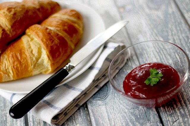 Croissant mit Marmelade